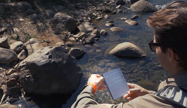 eBookReader Onyx BOOX Leaf læses udenfor i fuld sol